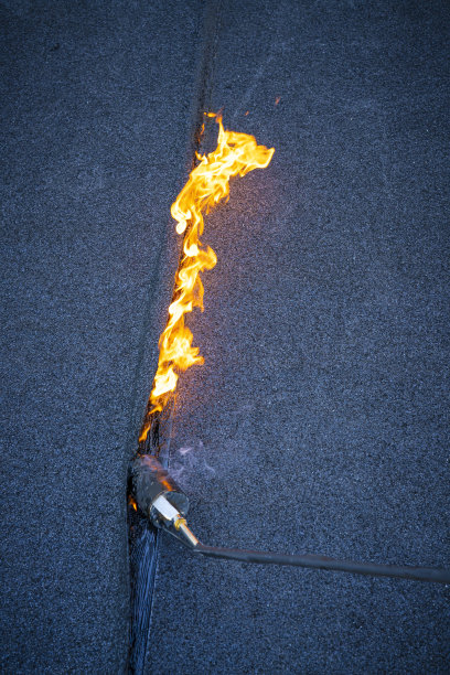 屋顶安装沥青防水膜防雨保温、火炬灭火图片下载