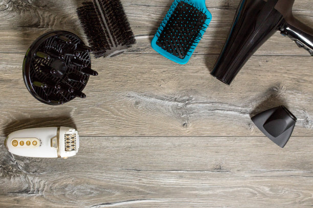 美容工具在木制背景与拷贝空间在顶部图片下载