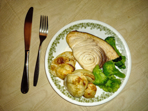 剑鱼牛排晚餐配烤土豆和蒸西兰花图片下载