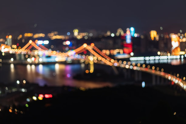 夜晚海上城市大桥的离焦灯光图片下载