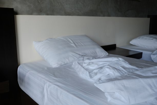 早上醒来后，把卧室里白色的被单和皱巴巴的毯子合上图片下载