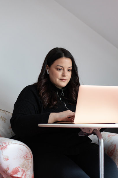 年轻漂亮的大码女性在家工作图片下载