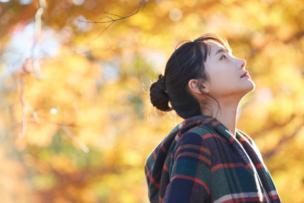 一个年轻女子的画像与秋叶图片下载