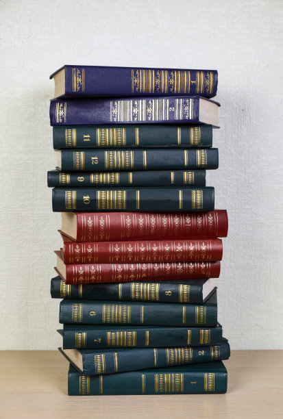 一大摞漂亮的精装书。阅读,古典文学。垂直图图片下载