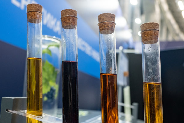 实验室里有四个玻璃试管，里面装着各种颜色的液体图片下载