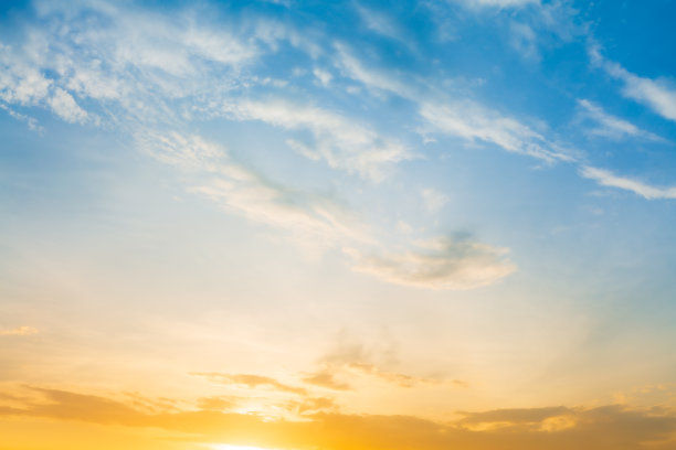 云彩和橙色的天空，日落的天空为背景或日出的天空和早晨的云图片下载