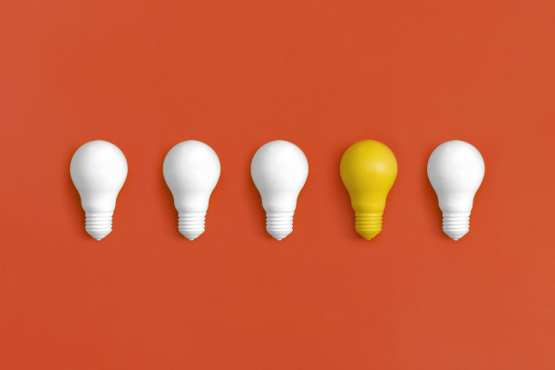 黄色背景上的灯泡。概念的概念图片下载