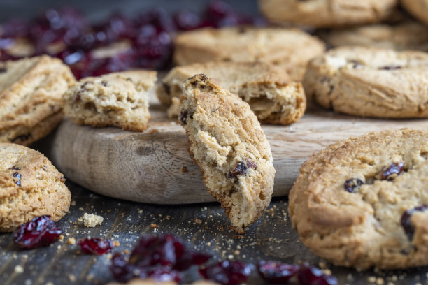 美味的干饼干由高品质的面粉制成，桌上放着红蔓越莓干图片下载