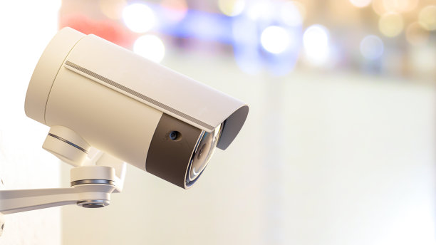 大楼的墙上安装了闭路电视摄像头。扫描这片区域进行监视。图片下载