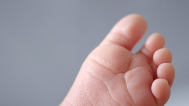 宝宝的脚微距镜头。近距离观察婴儿的脚。可爱的视频，一个小孩子的手指和小可爱的指甲。图片下载