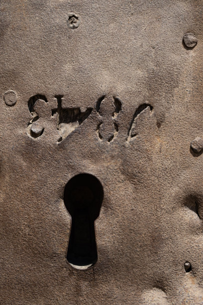 西班牙加泰罗尼亚的圣库加特古修道院入口的钥匙孔。图片下载