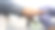 一个长着长指甲的女孩在美容院的美甲师那里做修整。图片下载
