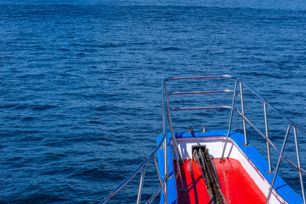 大西洋上一艘有红色甲板的渔船的船头图片下载