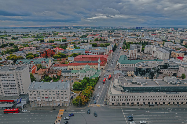 鞑靼斯坦喀山的莫斯科大街。街道上有清真寺、市场、咖啡馆、餐馆、景点和酒店图片下载