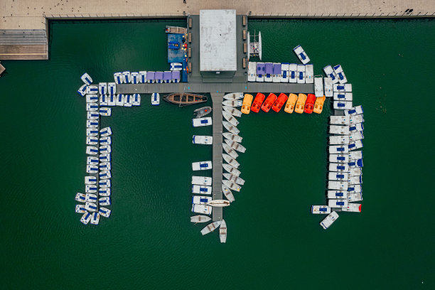 船和双体船出租点。彩色的塑料双体船图片下载