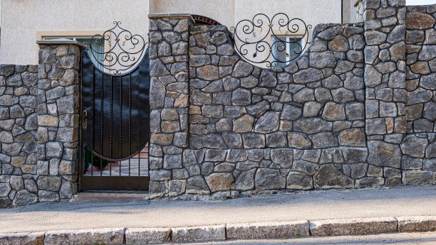 高大有力的石制栅栏，带门图片下载