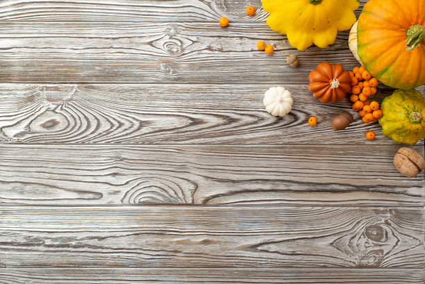秋收的概念。顶视图照片新鲜蔬菜南瓜pattypans核桃rowan浆果和橡子在孤立的灰色木制桌子背景与复制空间图片下载