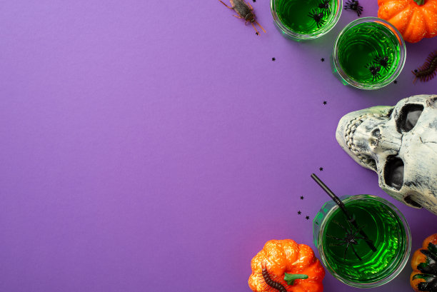 万圣节的概念。俯视图照片绿色沼泽潘趣与浮动蜘蛛在眼镜骷髅南瓜昆虫蜈蚣蟑螂和纸屑在孤立的紫色背景与copyspace图片下载