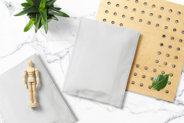 清洁木板和植物上的最小包装模型图片下载