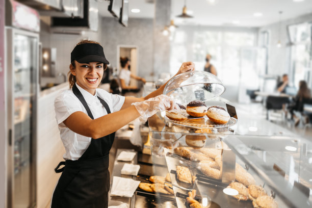 在面包店或快餐店工作的漂亮售货员图片下载