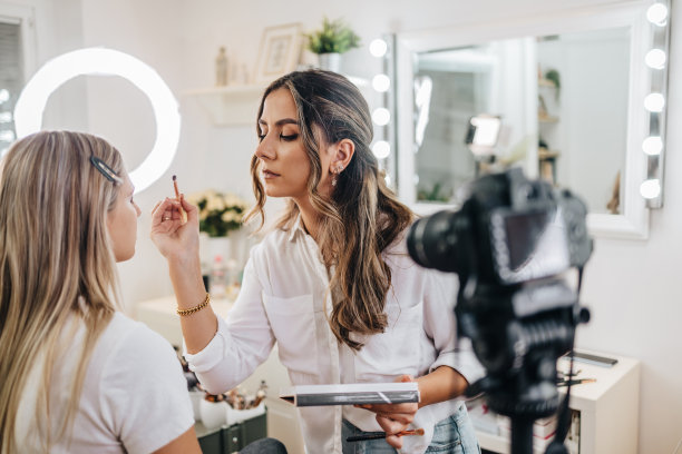 化妆视频博主在她的工作室流媒体图片下载