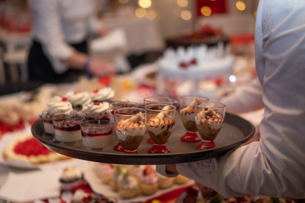 服务员服务的甜点图片下载