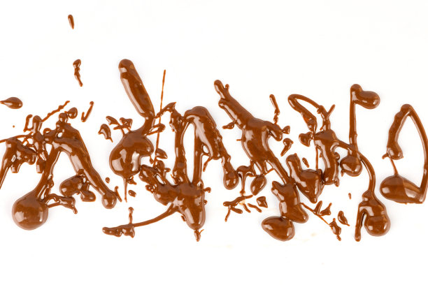 液体巧克力酱，飞溅。融化的甜巧克力图案，白色背景酱汁。前视图。图片下载