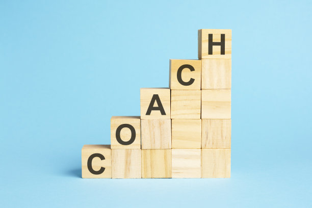 COACH这个词写在一个木块上，概念图片下载