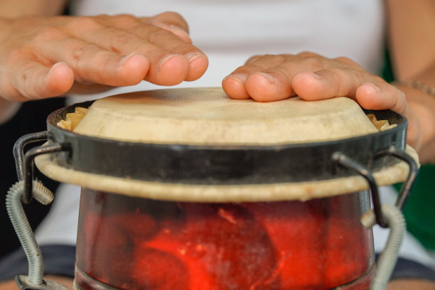 女性用手演奏非洲鼓。图片下载