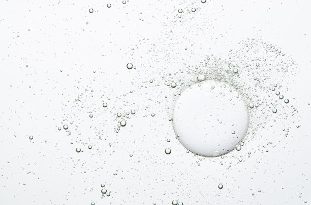 特写中带有气泡的化妆品精华液的质地。放大照相图片下载