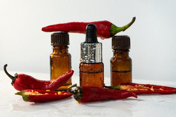 含辣椒添加剂的天然精油。图片下载