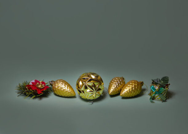 在绿色的背景上，有几排圣诞树玩具，用来写文字图片下载