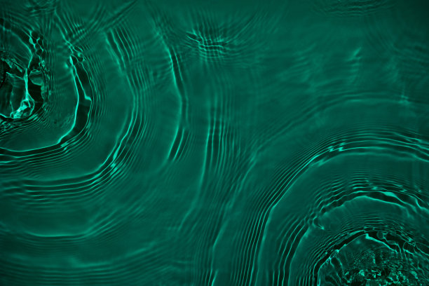 透明的深绿色清澈平静的水面波纹纹理图片下载