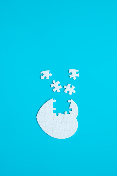 蓝色背景上的拼图碎片的白色心形。解决问题的概念，商业成功，团队合作，团队玩拼图游戏不完整，纹理横幅与复制空间的文字图片下载
