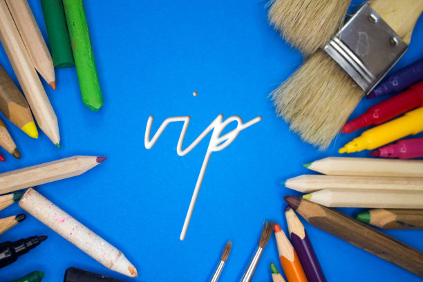 头顶的学校用品与VIP文本。画笔，铅笔，艺术工具。艺术和工艺工作工具。图片下载