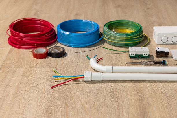 电工在PVC管道修理电线，装修房屋。图片下载