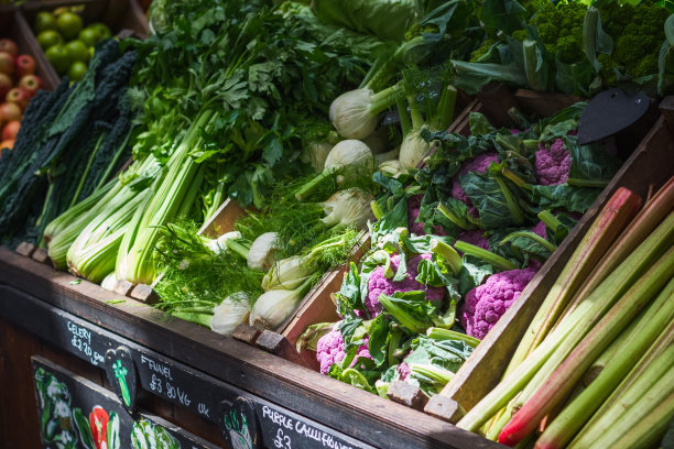 在伦敦博罗市场的一个农产品摊位上展示的各种蔬菜图片下载