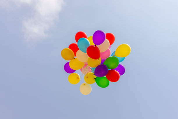 天空中色彩鲜艳的气球图片下载