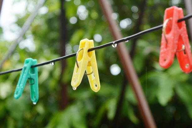雨后晒衣夹图片下载