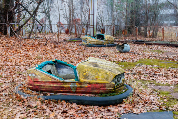 乌克兰切尔诺贝利禁区普里皮亚季市游乐园里被遗弃的碰碰车图片下载