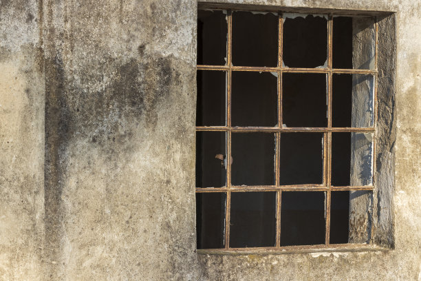 玻璃碎了的窗户被封住了。图片下载