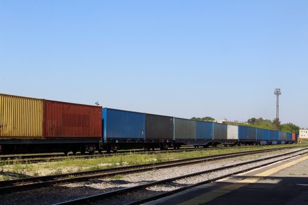 夏日里有货车的火车站。图片下载