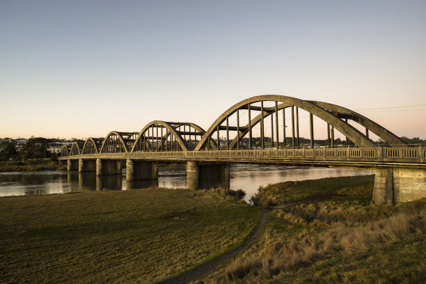 黄昏时分的克鲁塔桥，南奥塔哥的巴尔克鲁塔，图片下载