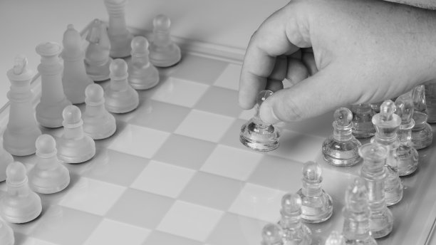 玻璃国际象棋与棋盘图片下载