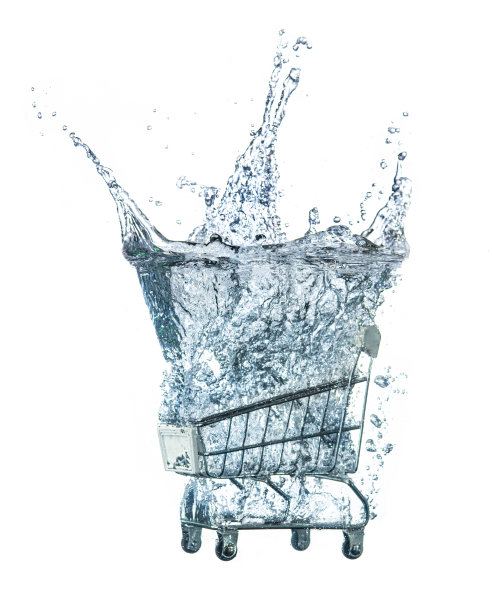水中的购物车或手推车在白色背景下飞溅。图片下载