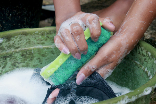 手握刷子，洗脏衣服图片下载