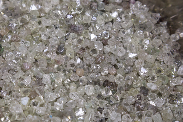 各种美丽的未经加工的钻石。图片下载