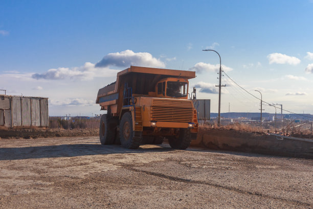 装有金伯利岩矿石的大倾卸卡车。图片下载