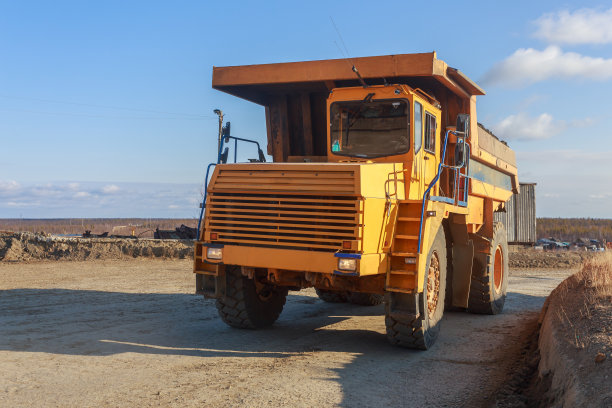装有金伯利岩矿石的大倾卸卡车。图片下载