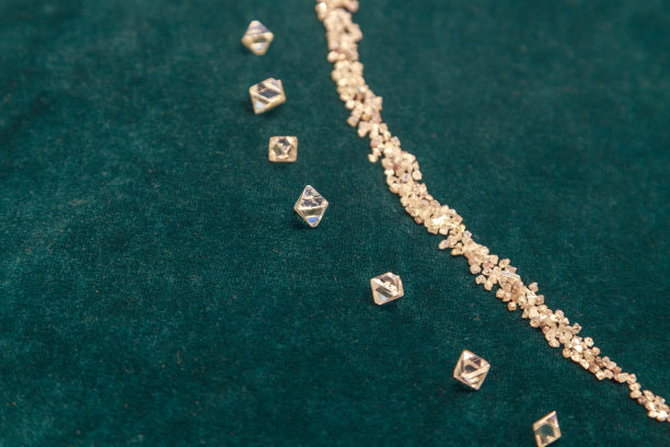 线条美丽的未经加工的钻石。图片下载